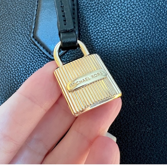 FINALE REDUCTION SALE❗️Michael Kors Satchel/crossbody - Picture 3 of 7